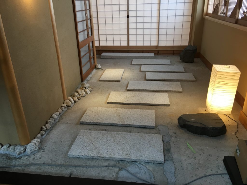 ビルの４Ｆに造った日本家屋の玄関風インテリア！　石と玉砂利で作りました。;