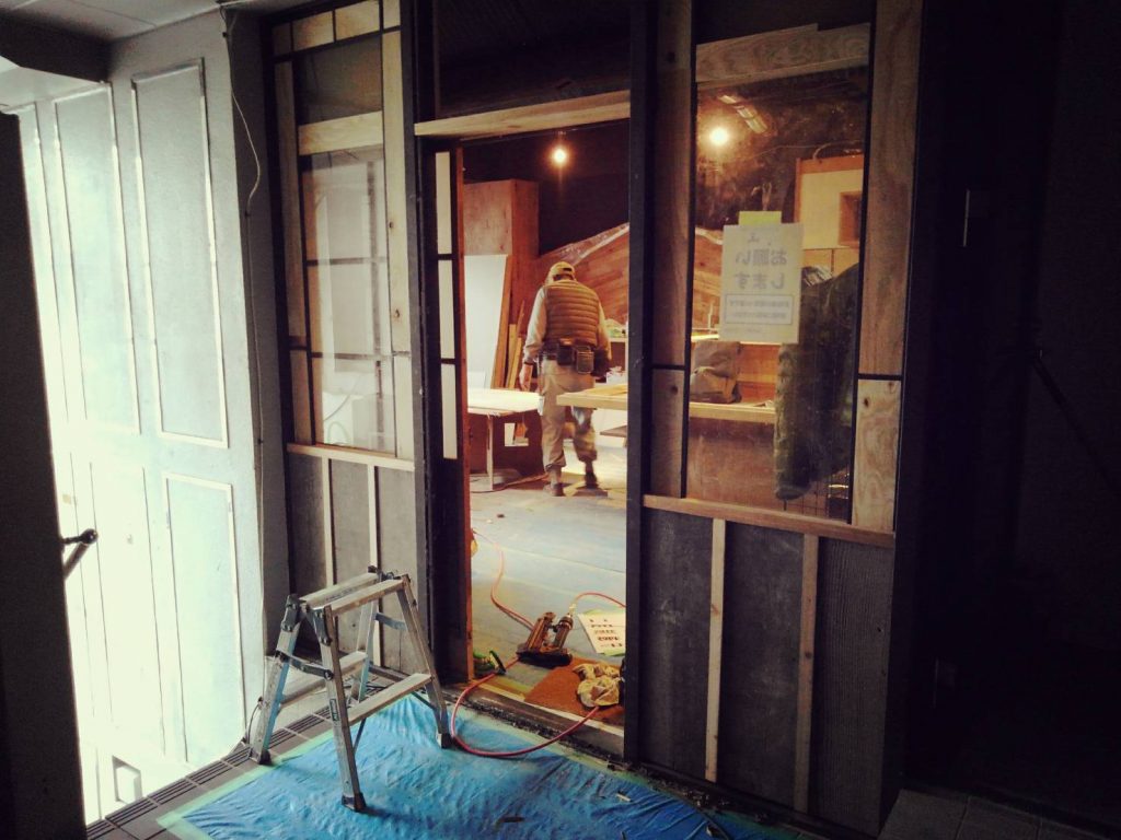 京都西院・焼鳥店「トリヤ」様の施工は、左官＆タイル工事がずんずん進んでおります;